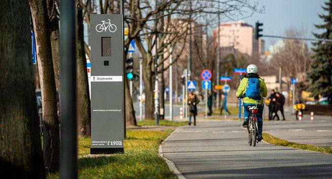 Totemy z radarami na pierwszych trasach rowerowych w Warszawie. Mają ułatwić jazdę rowerzystom