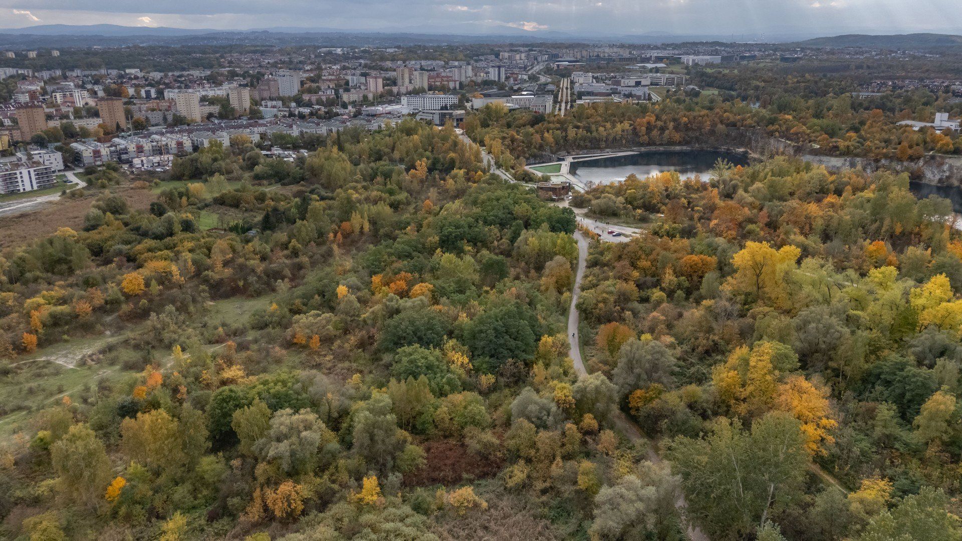 Zielony Zakrzówek w Krakowie uwięziony w sąsiedztwie bloków