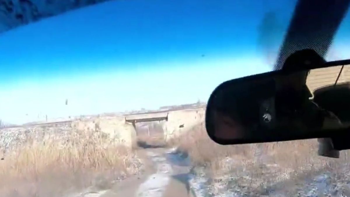 Tuż przed jego autem wybuchł pocisk artyleryjski. Polak pokazał nagranie