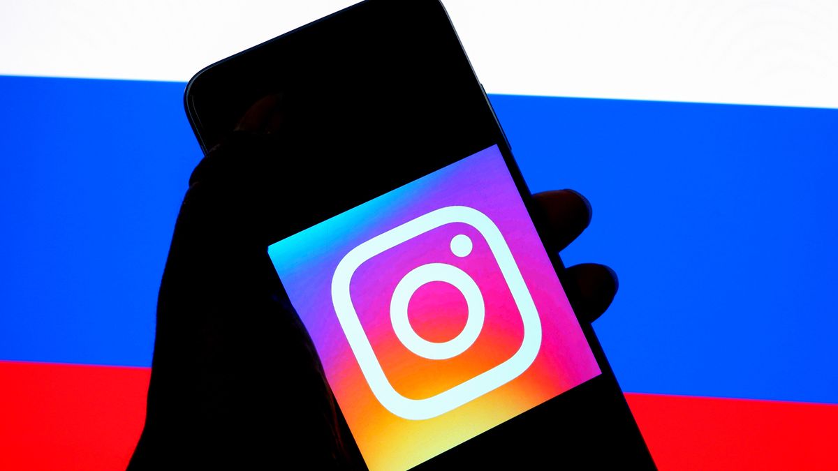 INDIA - 2022/03/06: In this photo illustration an Instagram logo seen displayed on a smartphone with a Russian Flag in the background. (Photo Illustration by Avishek Das/SOPA Images/LightRocket via Getty Images)
