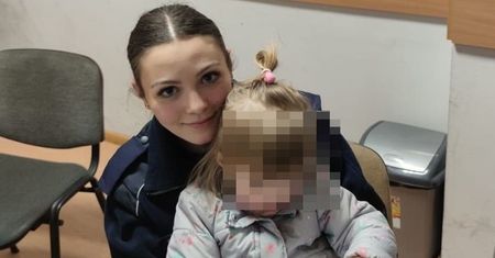 Lubin. Trzylatka chodziła przy ruchliwej drodze bez opieki. Jej matka była pijana