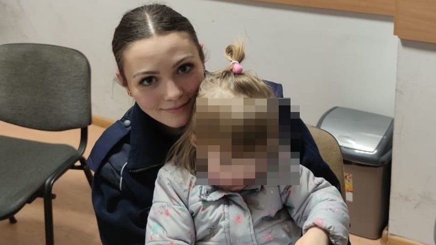 Trzylatka chodziła przy ruchliwej drodze bez opieki. Jej matka była pijana