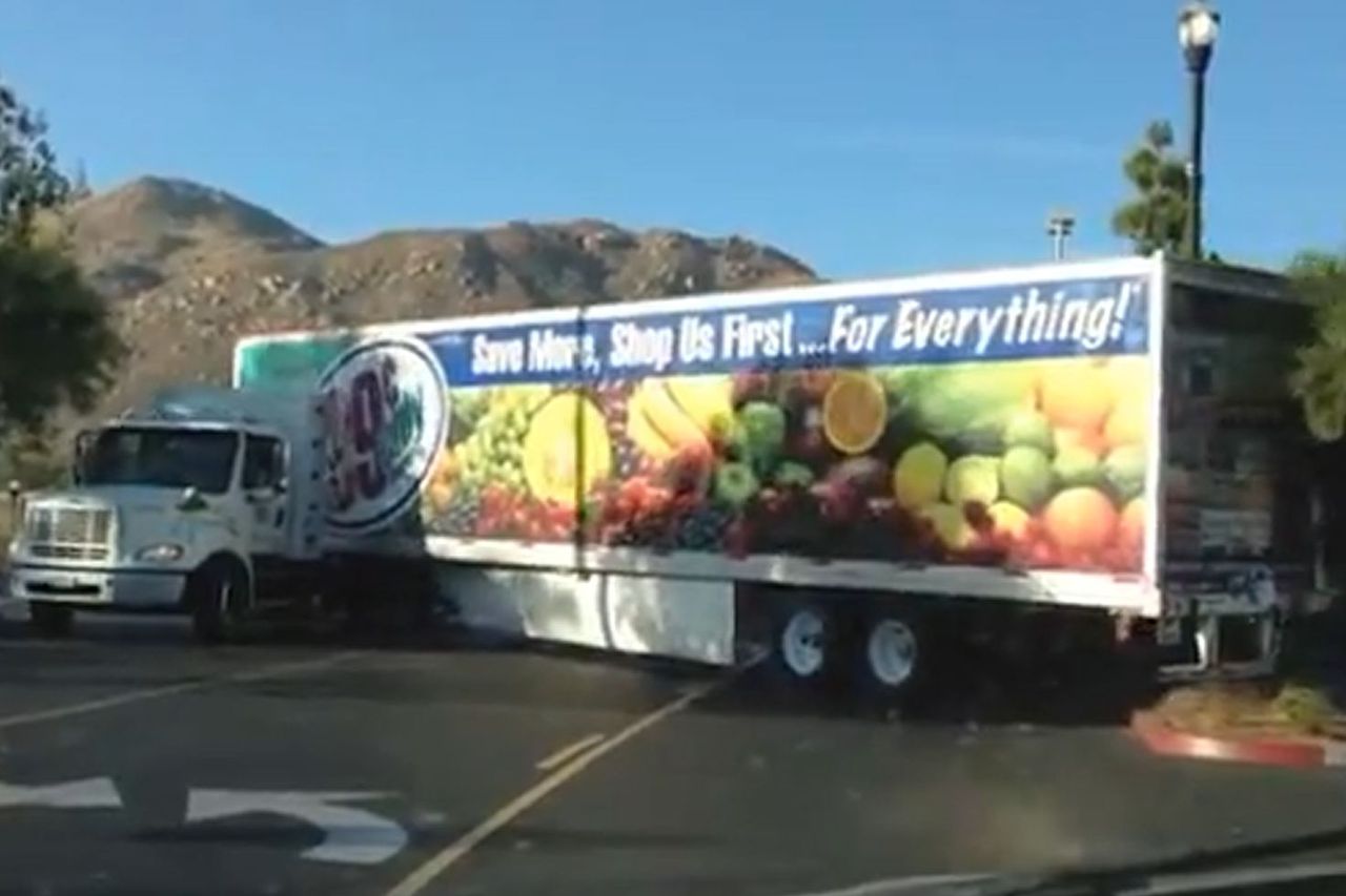 Ciężarówka, drzewo i pickup [wideo]