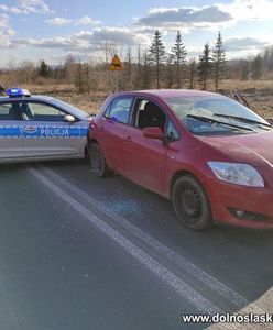 Lubań. Sceny niczym z filmu. Niemal potrącił pieszych, staranował radiowóz i zaatakował policjantkę