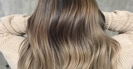Ten kolor włosów to hit na 2023. Odcień inspirowany herbatą z mlekiem łagodzi rysy twarzy