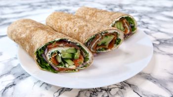 Ekspresowa tortilla z łososiem i warzywami na każdą porę dnia