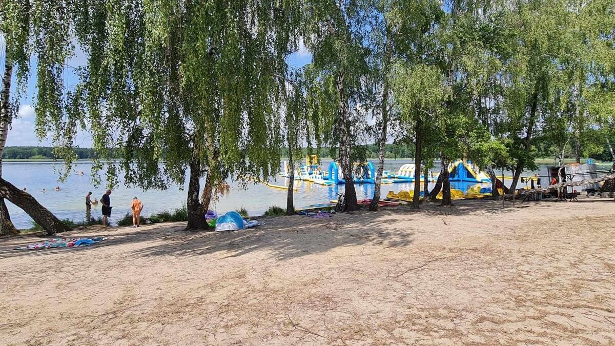 Wypoczywający na plaży nad jeziorem Zagłębocze