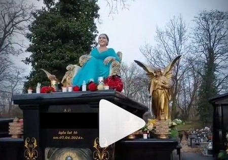 Zrobił grób reżysera "Czterdziestolatka". Pokazał imponującą mogiłę młodej Romki