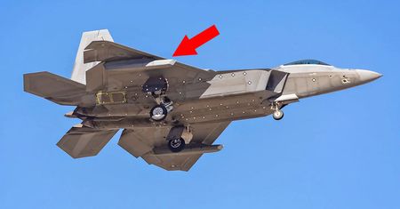 F-22 Raptor z tajemniczymi zasobnikami pod skrzydłami. Zyska nowe możliwości