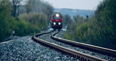 Dramat na kolei. Oblodzona trakcja sparaliżowała ruch pociągów