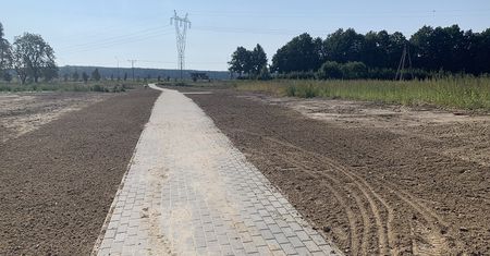 Z pętli autobusowej przy ul. Żeglarskiej nad Zalew Zemborzycki po nowym chodniku