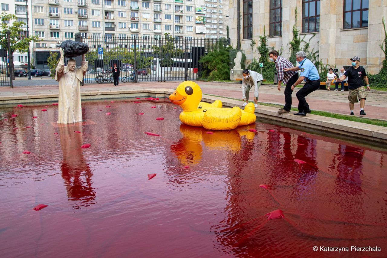 Warszawa. Kaczka przy pomniku papieża, fot. Lotna Brygada Opozycji - Twitter