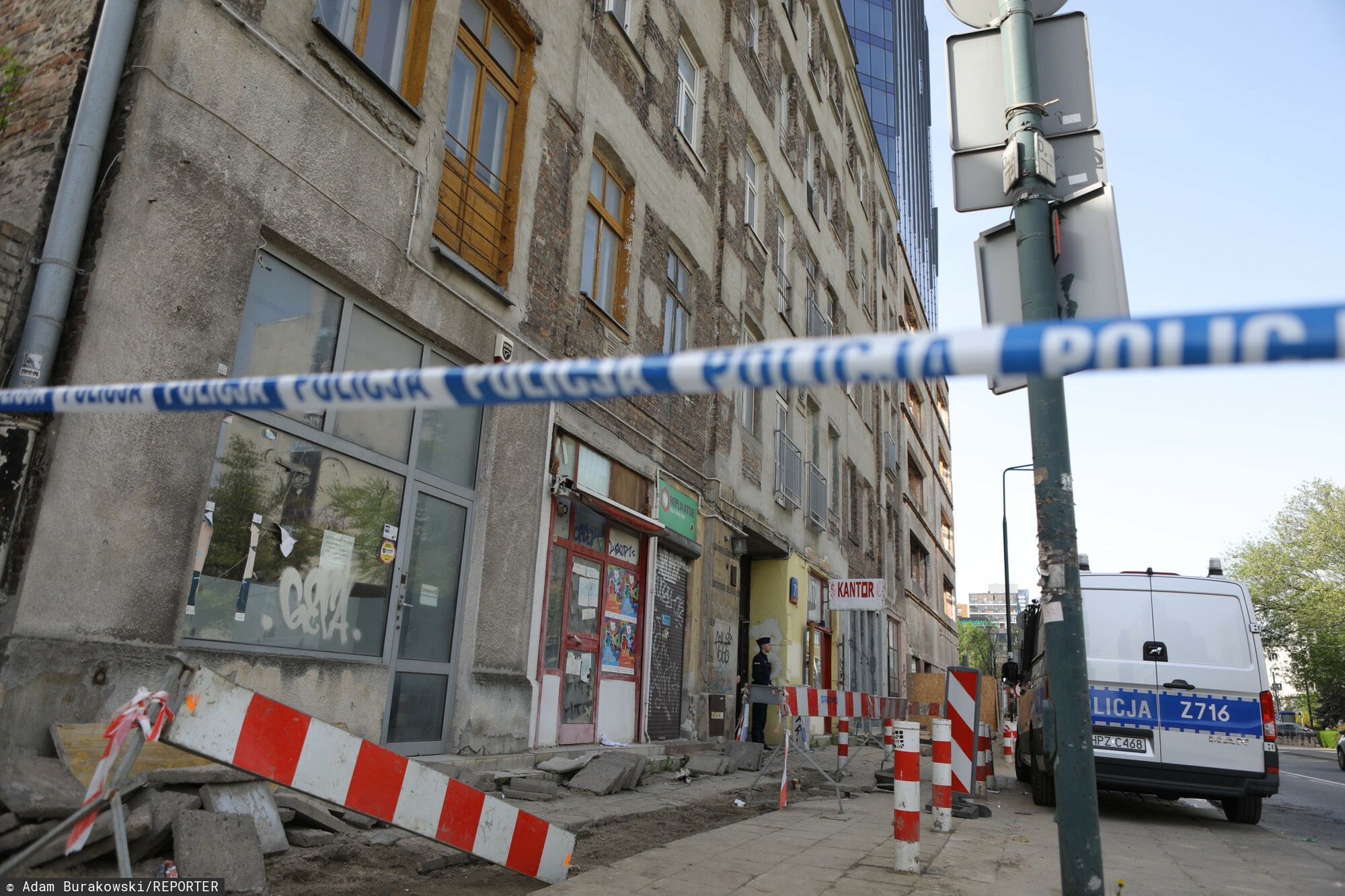 Zw?oki w kamienicy na warszawskiej Woli
09.04.2024 Warszawa Wola Ulica Grzybowska 71 gdzie odnaleziono zwloki 4 osob Fot. Adam Burakowski/REPORTER
Adam Burakowski/REPORTER