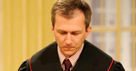 Prokurator z "Sędzi Anny Marii Wesołowskiej" stracił uprawnienia i został SKAZANY. Tak potoczyły się jego losy