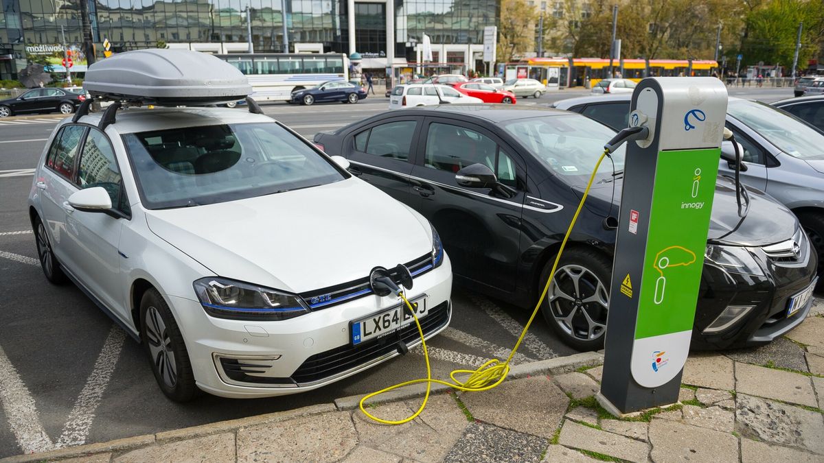 Stock BaKr
Fot. Bartosz Krupa/East News. Warszawa 21.09.2016. Punkt ladowania samochodow elektrycznych na pl. Bankowym w Warszawie.  N/z: Volkswagen Golf GTE
Bartosz Krupa