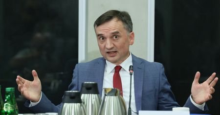 Przesłuchali Ziobrę. Polacy nie wierzą jednak w skuteczność komisji