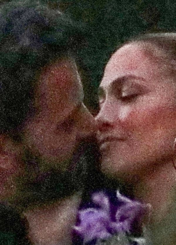 Jennifer Lopez i Ben Affleck całują się w restauracji
