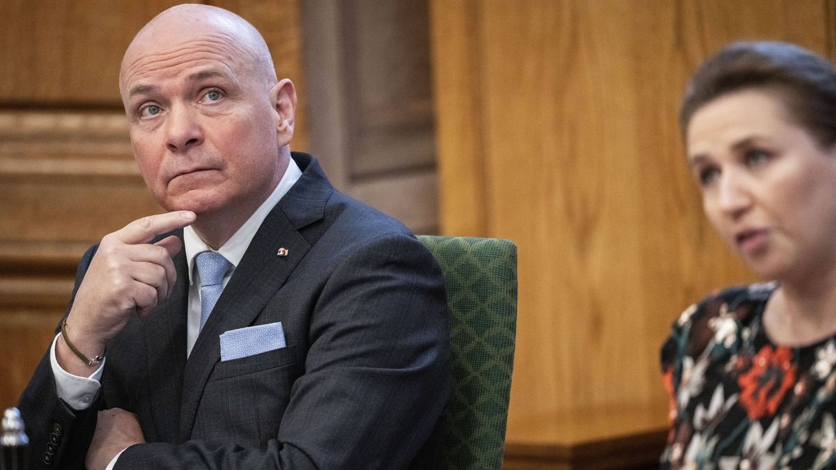 Denmark's Change of Throne - Denmark's new royal family visit the Folketing
epa11079193 Speaker of the Folketing Soeren Gade (L) looks on as the royal family visit the Folketingsalen (Danish Parliament) at Christiansborg Palace in Copenhagen,15 January 2024. It is the first time the royal family visits the Folketing after their new official roles. Queen Margrethe II abdicated on 14 January 2024. Her eldest son, Crown Prince Frederik, succeeded his mother on the Danish throne as King Frederik X while his son, Prince Christian, became the new Crown Prince of Denmark.  EPA/IDA MARIE ODGAARD  DENMARK OUT 
Dostawca: PAP/EPA.
IDA MARIE ODGAARD