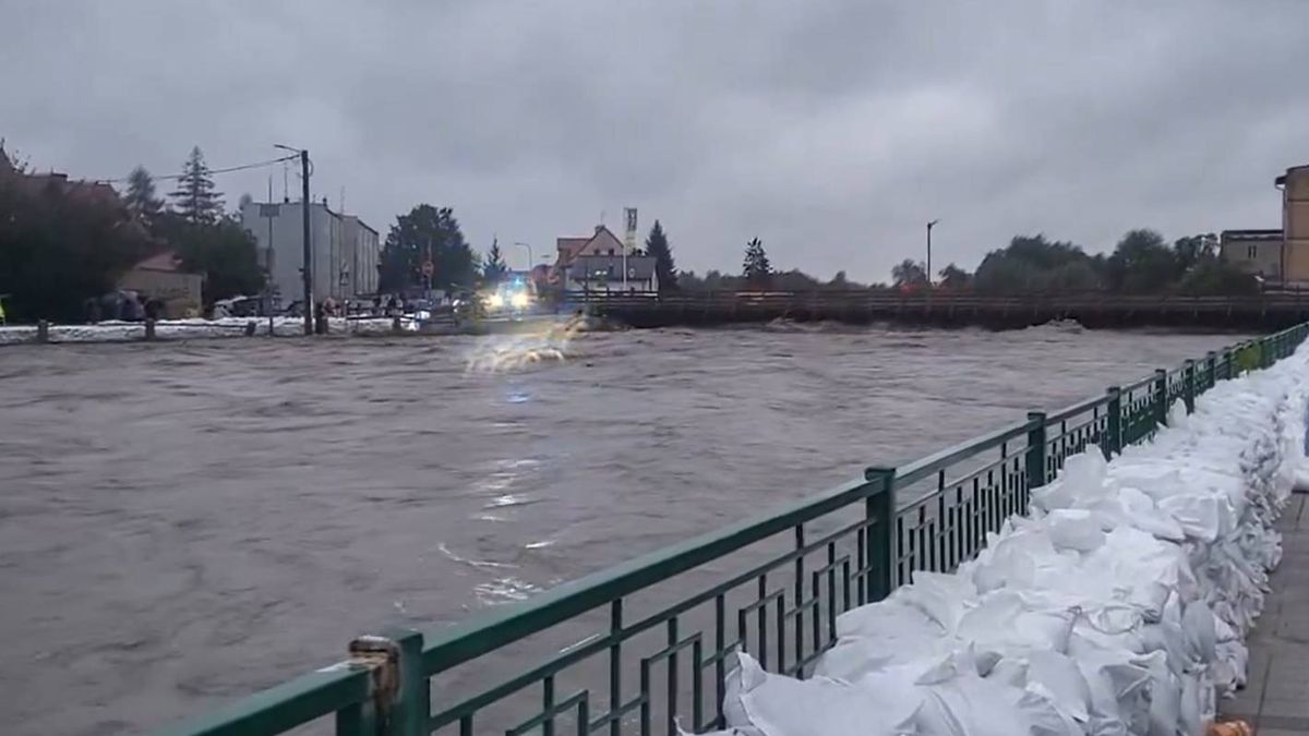 Dramat w Głuchołazach. Wielka woda napiera na most