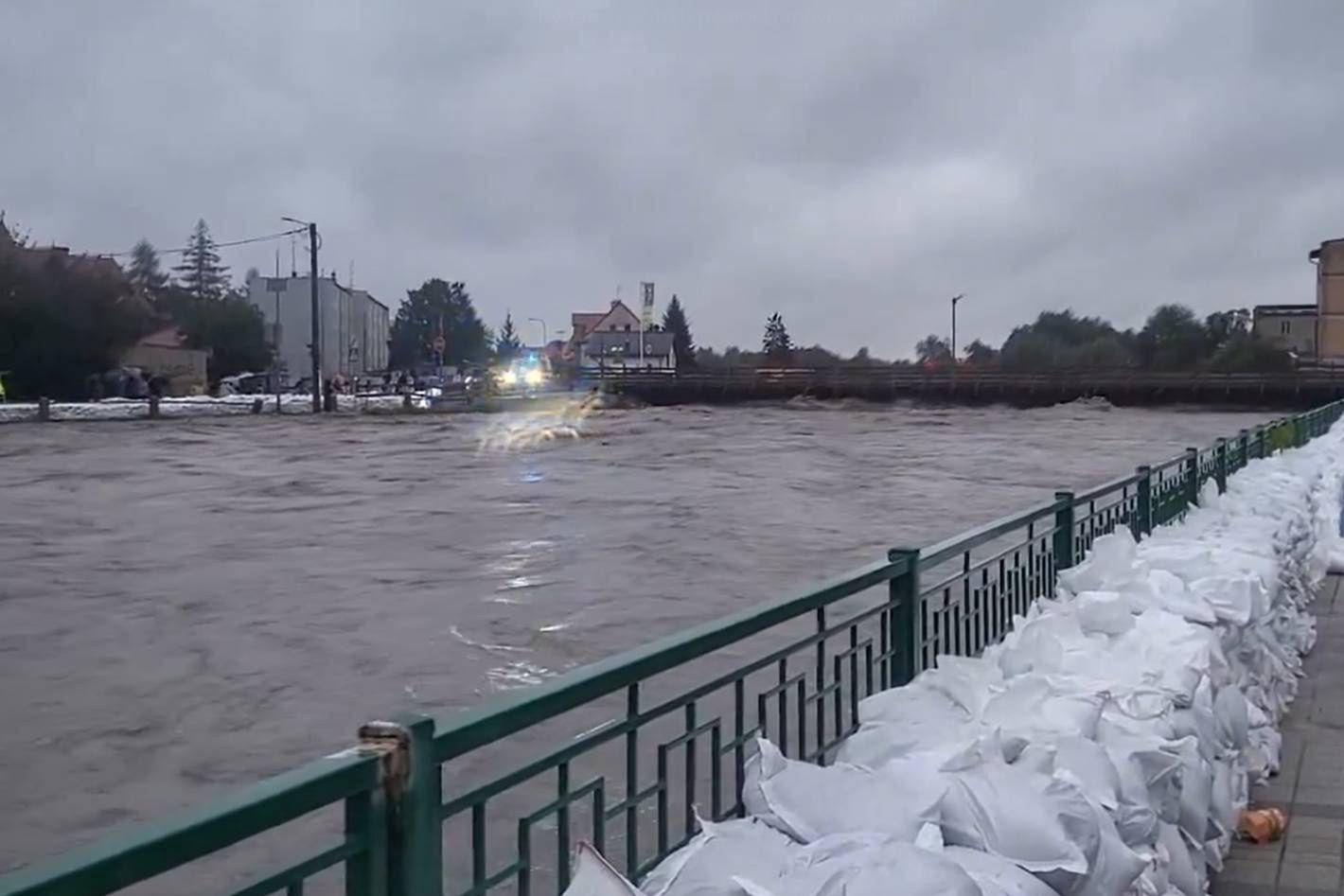 Dramat w Głuchołazach. Wielka woda napiera na most