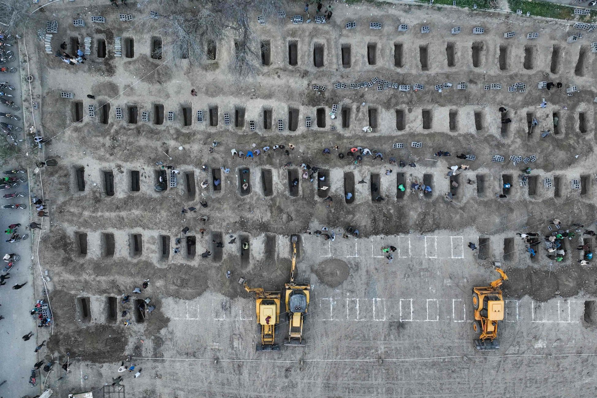 Groby dzieci zabitych podczas ataku na szkołę w 
