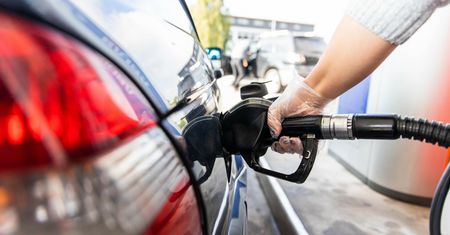 Styczeń ciężki dla kierowców. Znów płacą więcej za tankowanie