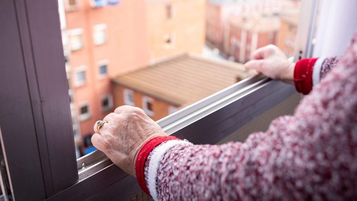 old woman leaning out the window of a high floor in the city in solitude
a old woman leaning out the window of a high floor in the city in solitude
Alavinphoto
paciencia, aburrimiento, desesperación, confusión, ansiedad, pena, frustración, decepción