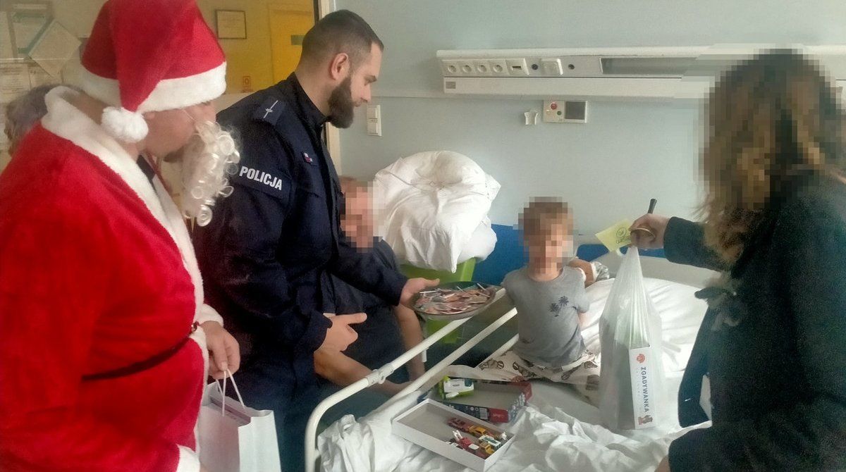 Warszawa: Wzruszająca wizyta mundurowych Mikołajów. Wielka radość małych pacjentów