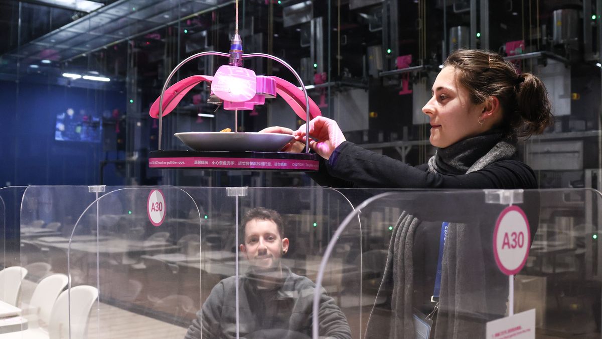 Roboty obsługują dziennikarzy i sportowców w wiosce olimpijskiej 