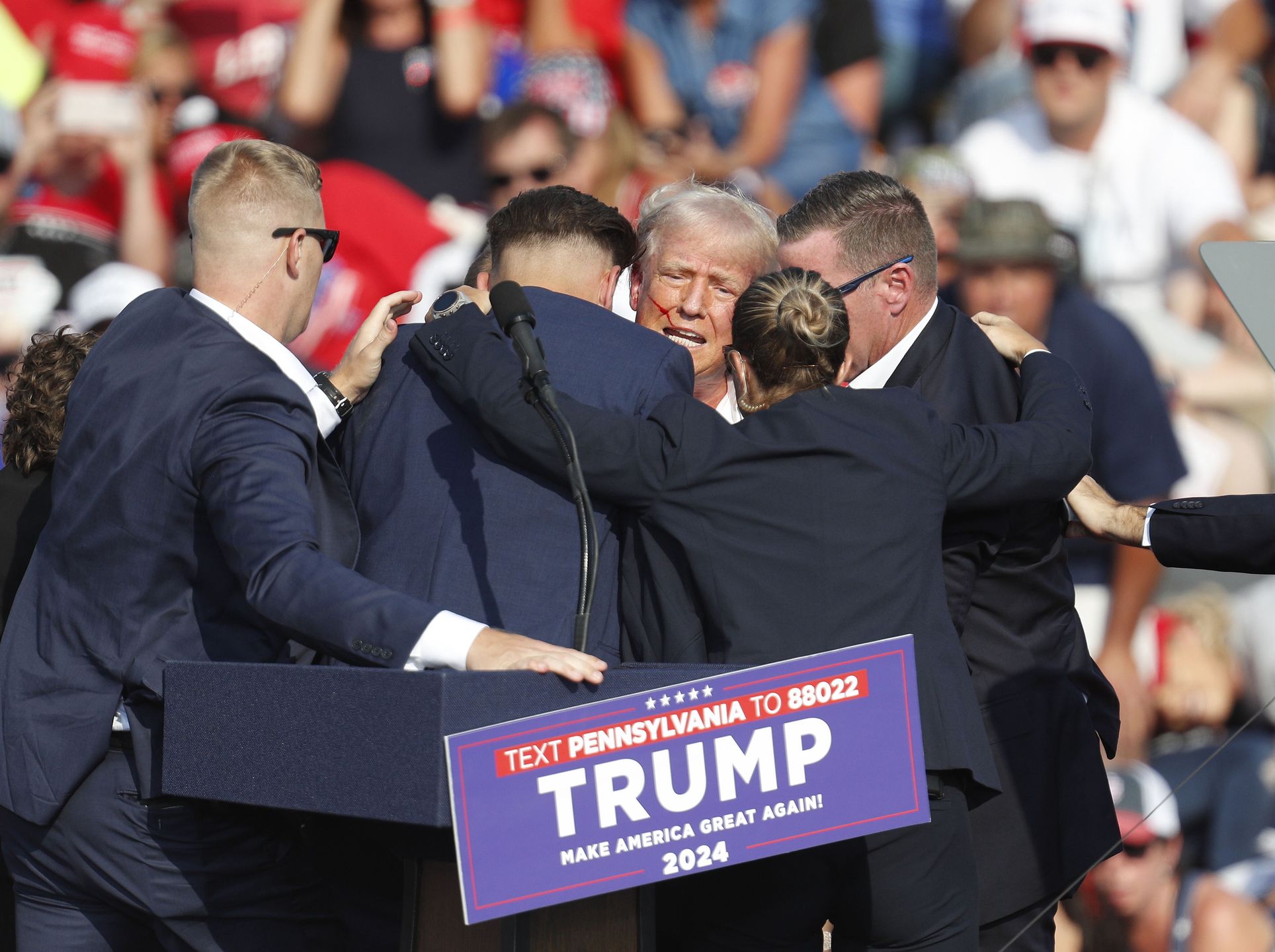 Former US President Donald Trump is rushed off stage by secret service after an incident during a campaign rally at the Butler Farm Show Inc. in Butler, Pennsylvania, USA, 13 July 2024. EPA/DAVID MAXWELL Dostawca: PAP/EPA.