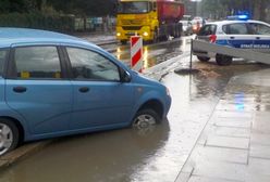 Warszawa. Koło ratunkowe od miejskich strażników. Wydobyli auto z wielkiej kałuży