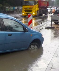 Warszawa. Koło ratunkowe od miejskich strażników. Wydobyli auto z wielkiej kałuży