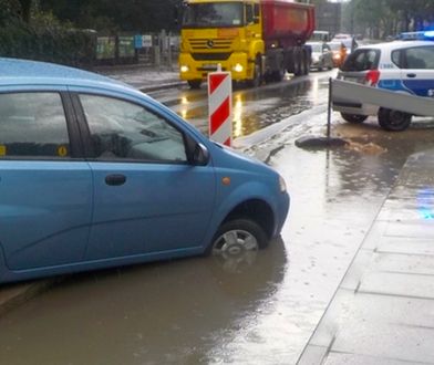 Warszawa. Koło ratunkowe od miejskich strażników. Wydobyli auto z wielkiej kałuży