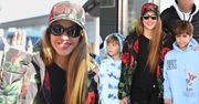 Shakira odziana w czerwone róże ROZDAJE UŚMIECHY na lotnisku w Nowym Jorku. Towarzyszyli jej synowie (ZDJĘCIA)
