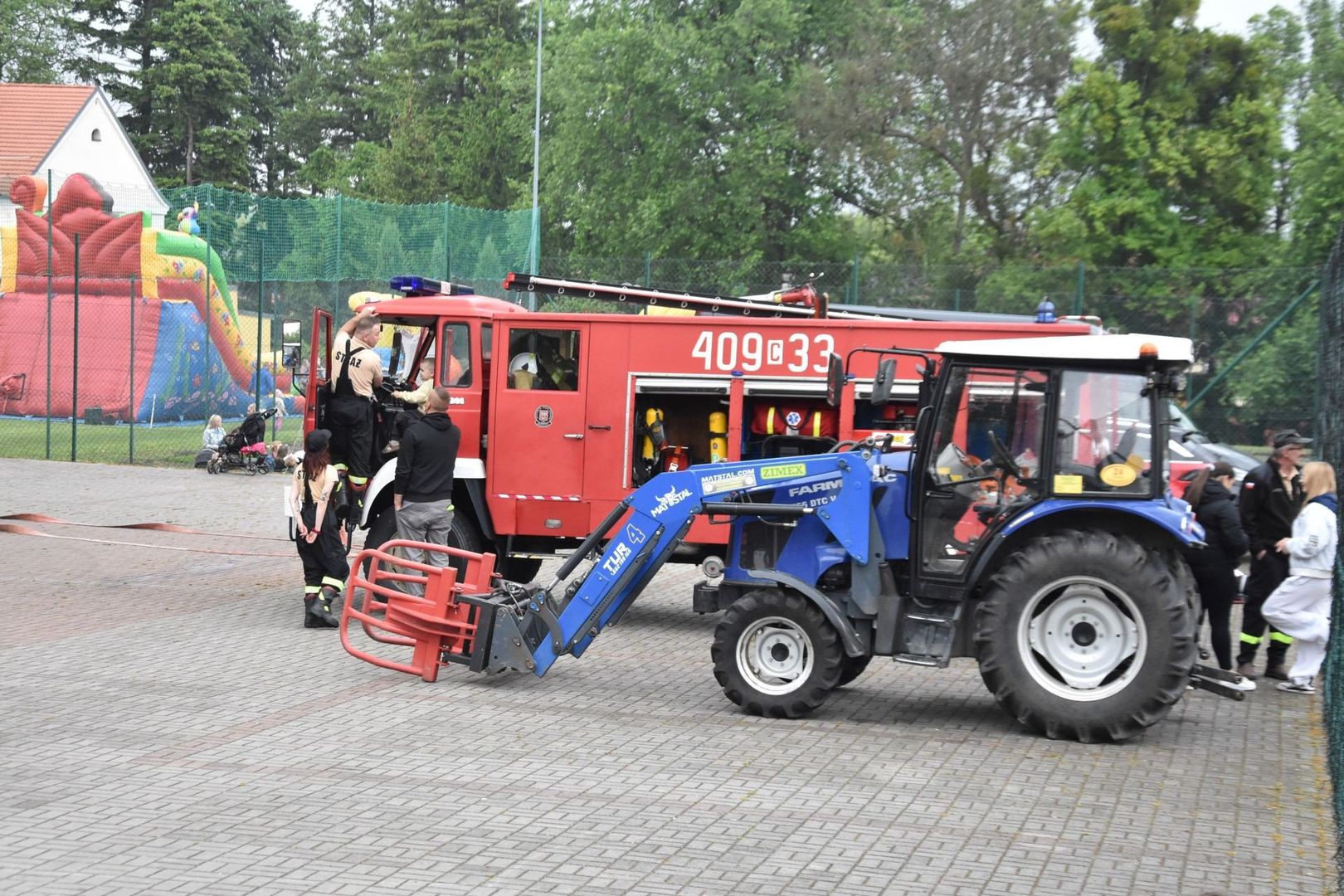 Festyn z okazji Dnia Dziecka 2025 w Nieszawie. Festyn przyciągnął dzieci i dorosłych