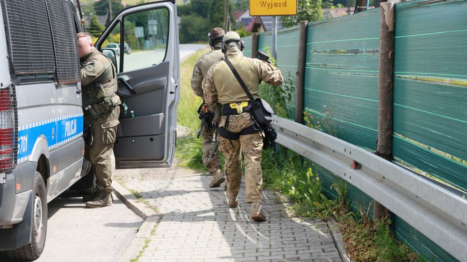 Ob?awa na strzelca ze Starej Wsi pod Limanow?
Fot. Wojciech Olkusnik/East News, 28.06.2025. Policyjna oblawa za Tadeuszem Duda, ktory 27.06. rano w Starej Wsi pod Limanow? zastrzelil swoja corke i ziecia, ciezko ranil swoja tesciowa.
Wojciech Olkusnik