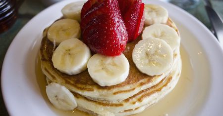 Pancakes. Przepis na amerykańskie naleśniki z 3 składników. Bez jajek i mąki