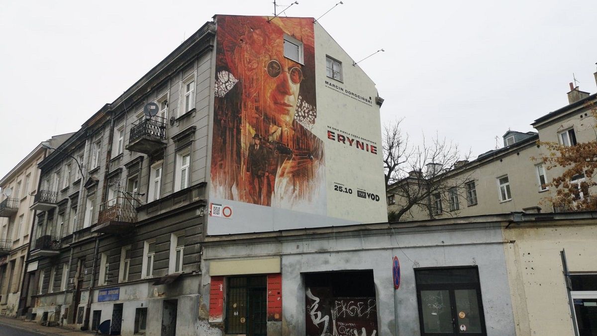 Mural na kamienicy przy ul. Bernardyńskiej promujący serial „Erynie” w TVP VOD