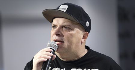 Śmiała teoria. Mówi, co ma przykryć afera wokół szczepionek