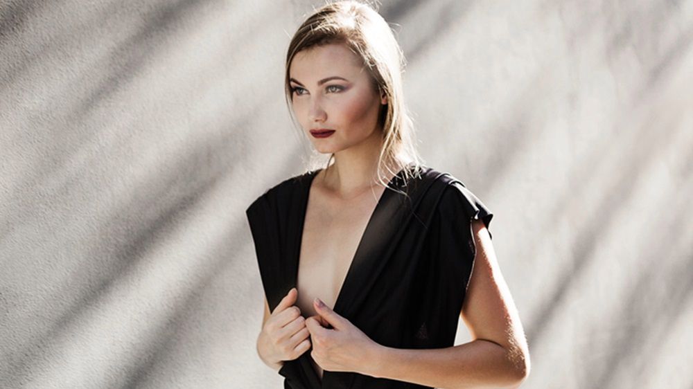 Wybierając się na imprezę, możecie podkreślić biust w klasycznej sukience z głębokim dekoltem