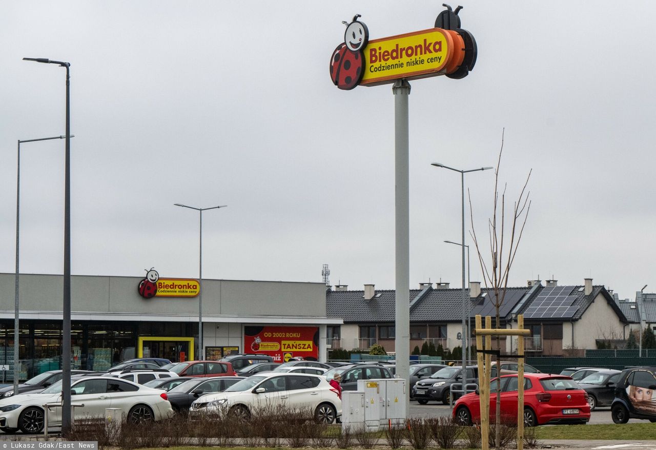 Nowy system na parkingach Biedronki. Oto na czym polega