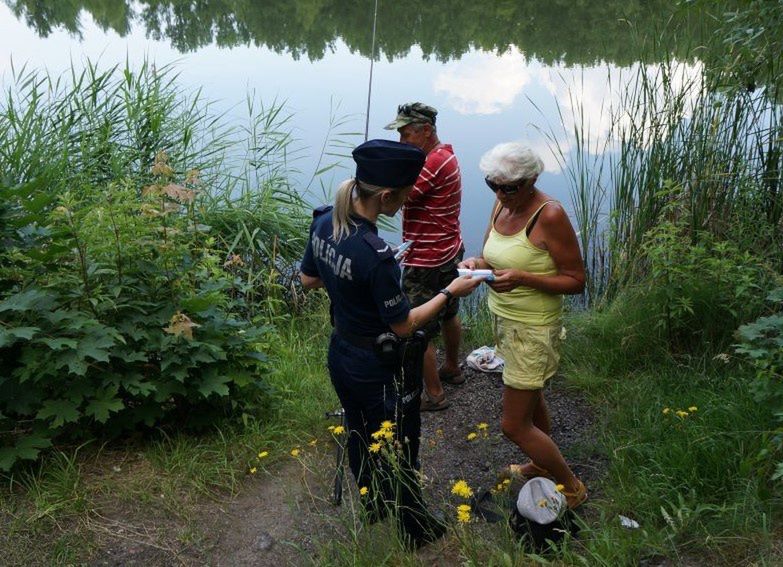 Śląskie. Policjanci w Świętochłowicach kontrolują zbiorniki wodne i pouczają, gdzie kąpiele są dozwolone.