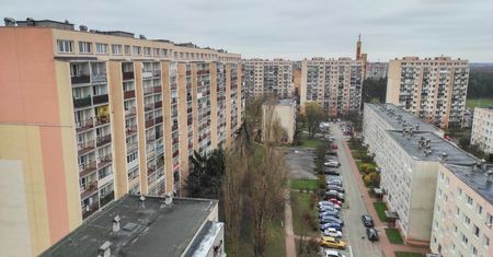 Zrobili mu zdjęcie. Nie wytrzymują tego, co robi w oknie