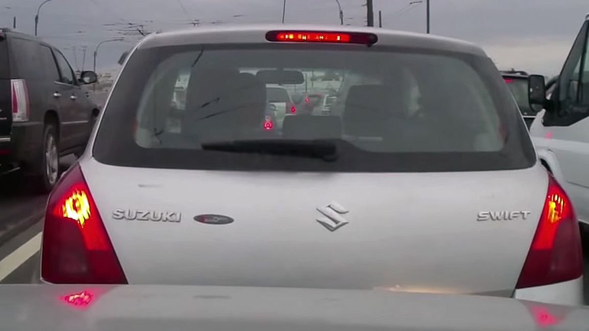 Blondynka zbyt zajęta by zauważyć, że spowodowała kolizję 1