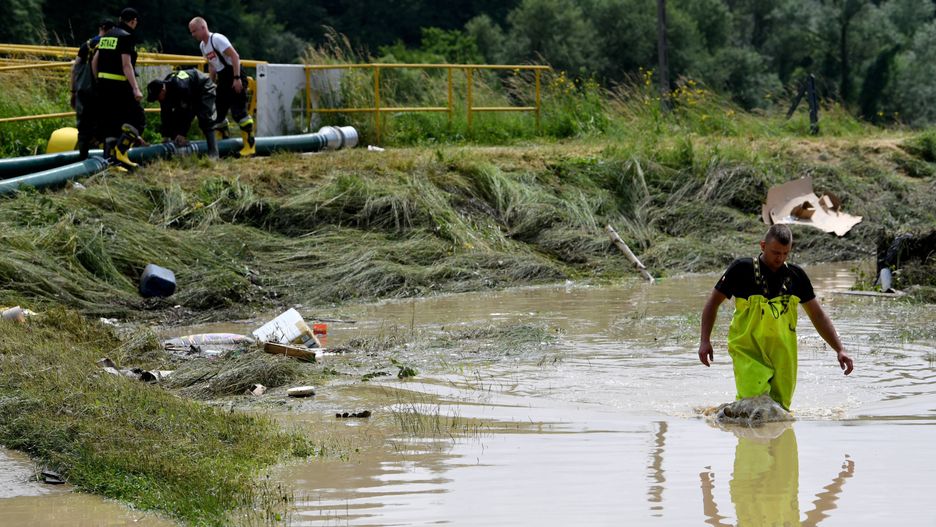 Burze i ulewy w Łopanowie. Woda porwała przyczepę kempingową