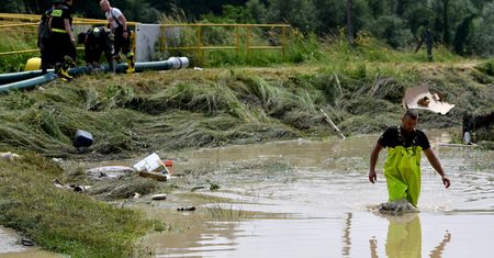 Burze i silne ulewy w Łopanowie. Woda porwała przyczepę kempingową