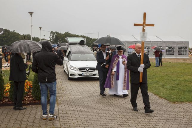 Lubin, 19.08.2021. Uroczystości pogrzebowe 34-letniego Bartosza S. w Lubinie, 12 bm. 6 sierpnia br. w Lubinie, po interwencji policji, zmarł mieszkaniec tego miasta. Prokuratura Rejonowa w Lubinie wszczęła śledztwo pod kątem przekroczenia uprawnień i niedopełnienia obowiązków przez funkcjonariuszy policji oraz nieumyślnego spowodowania śmierci pokrzywdzonego. (sko) PAP/Aleksander Koźmiński