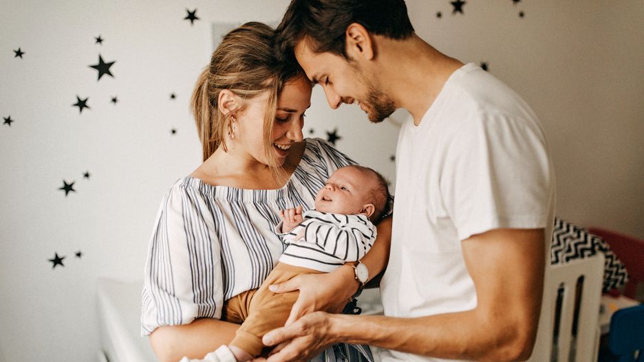 Rodzice trzymający swoje dziecko