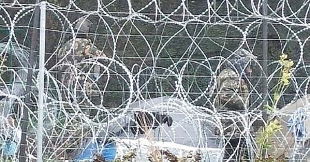 Stan wyjątkowy. Migranci w mundurach Straży Granicznej. Białoruś komentuje