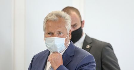 Kwaśniewski pytany o sondaż. Mówi o "sukcesie" Hołowni